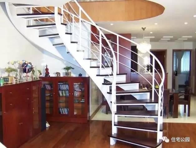 花大價蓋好的別墅，不配一個華麗的樓梯可怎么行！12款樓梯推薦