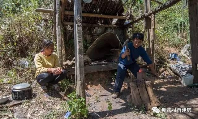 父愛如山，老鐵匠打鐵30年給兒子建別墅，自己卻舍不得住