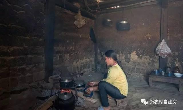 父愛如山，老鐵匠打鐵30年給兒子建別墅，自己卻舍不得住