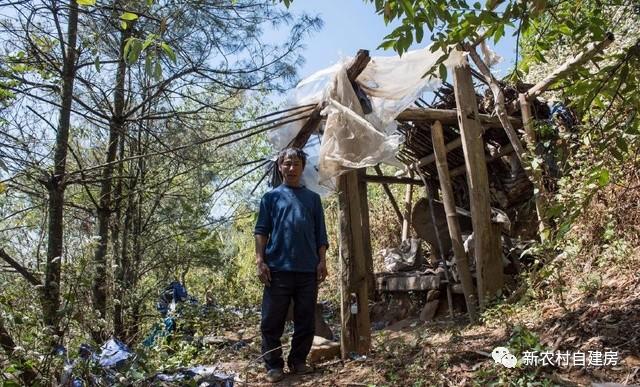 父愛如山，老鐵匠打鐵30年給兒子建別墅，自己卻舍不得住