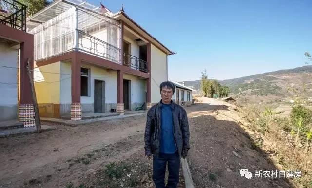 父愛如山，老鐵匠打鐵30年給兒子建別墅，自己卻舍不得住