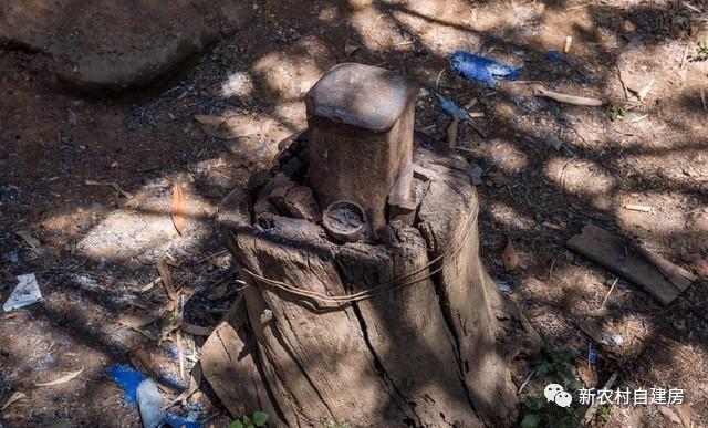 父愛如山，老鐵匠打鐵30年給兒子建別墅，自己卻舍不得住