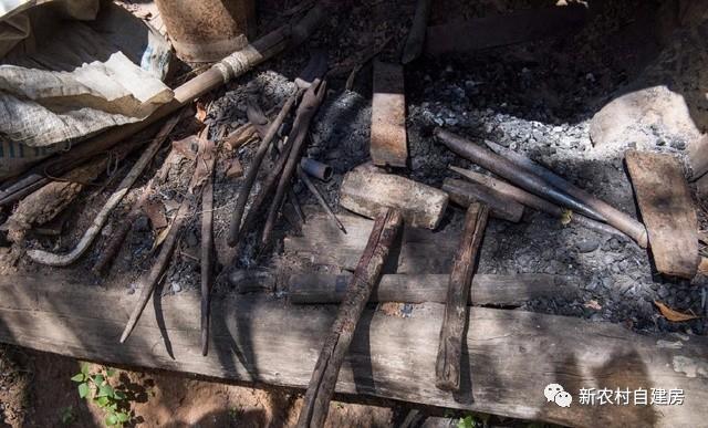 父愛如山，老鐵匠打鐵30年給兒子建別墅，自己卻舍不得住