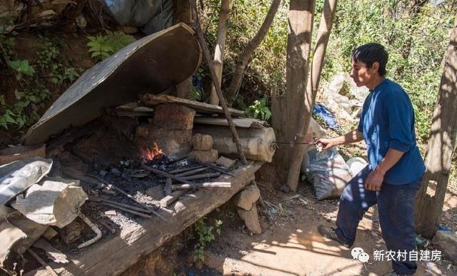 父愛如山，老鐵匠打鐵30年給兒子建別墅，自己卻舍不得住