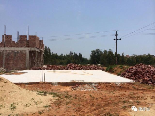 12×12.5米三層歐式農(nóng)村別墅，帶飄窗和大露臺