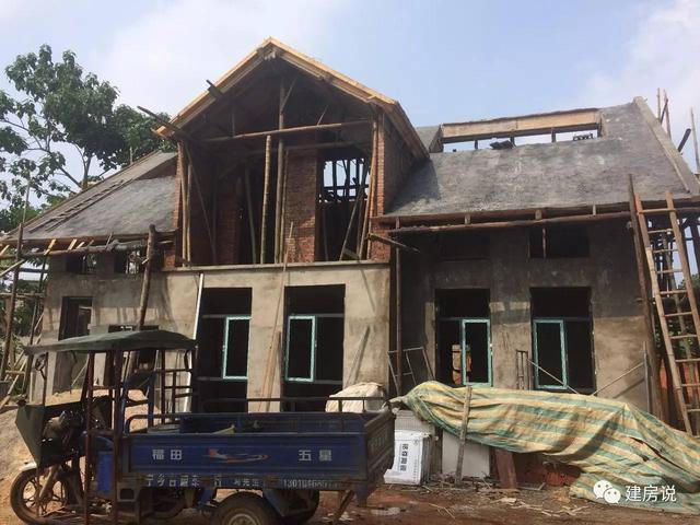 湖南寧鄉(xiāng)網(wǎng)友自建二層歐式別墅，文化石墻耐人尋味