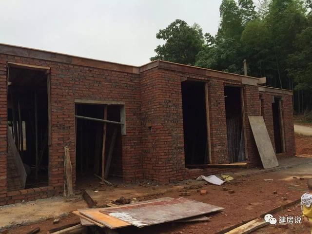 湖南寧鄉(xiāng)網(wǎng)友自建二層歐式別墅，文化石墻耐人尋味