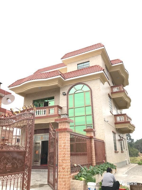 老板自建豪華洋氣的三層農(nóng)村別墅，不愧是福建的房子！