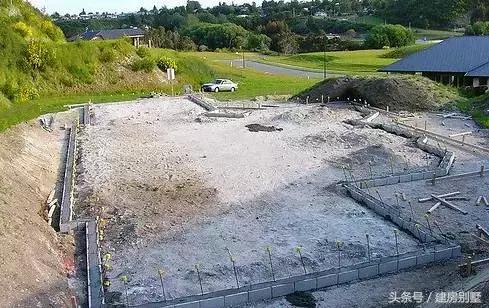 實(shí)拍華人夫妻新西蘭自建房全過程，有山有水有鄰家女孩