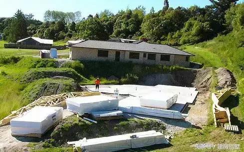 實(shí)拍華人夫妻新西蘭自建房全過程，有山有水有鄰家女孩