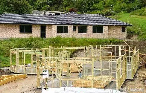 實(shí)拍華人夫妻新西蘭自建房全過程，有山有水有鄰家女孩