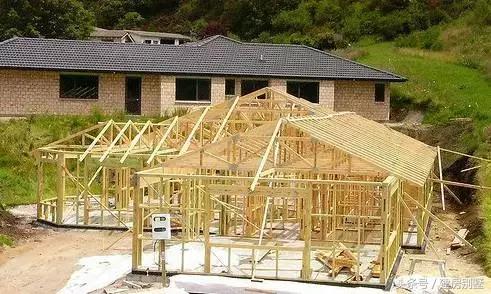 實(shí)拍華人夫妻新西蘭自建房全過程，有山有水有鄰家女孩