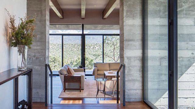 一層現(xiàn)代風格山間別墅，兩面混凝土墻壁打開整個建筑空間