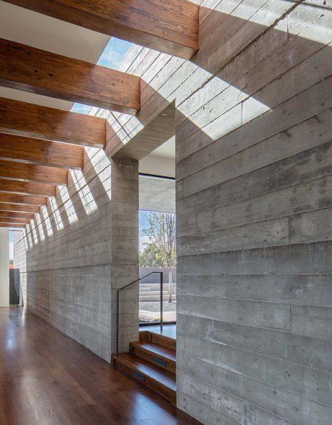 一層現(xiàn)代風格山間別墅，兩面混凝土墻壁打開整個建筑空間