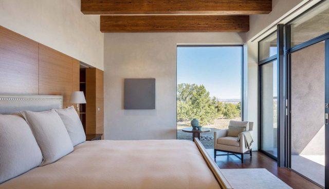 一層現(xiàn)代風格山間別墅，兩面混凝土墻壁打開整個建筑空間