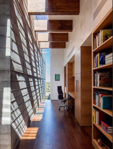 一層現(xiàn)代風格山間別墅，兩面混凝土墻壁打開整個建筑空間