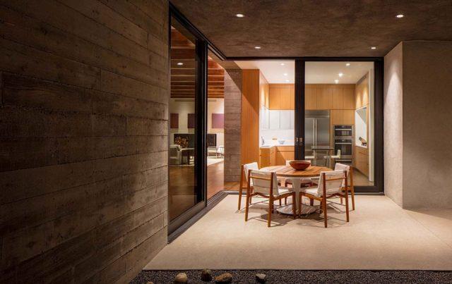 一層現(xiàn)代風格山間別墅，兩面混凝土墻壁打開整個建筑空間