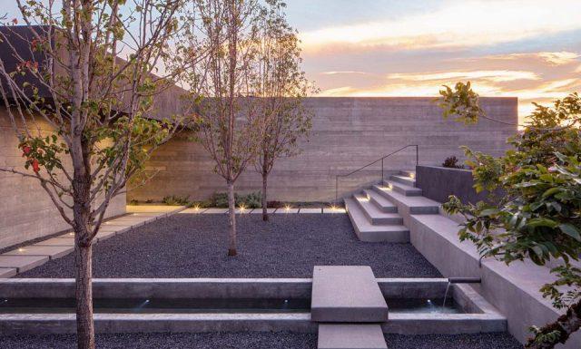 一層現(xiàn)代風格山間別墅，兩面混凝土墻壁打開整個建筑空間