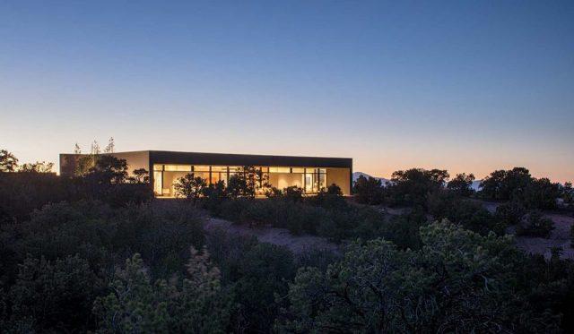 一層現(xiàn)代風格山間別墅，兩面混凝土墻壁打開整個建筑空間