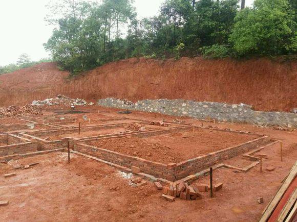 如果買不起城里的一套房，那就回農(nóng)村蓋棟別墅吧！