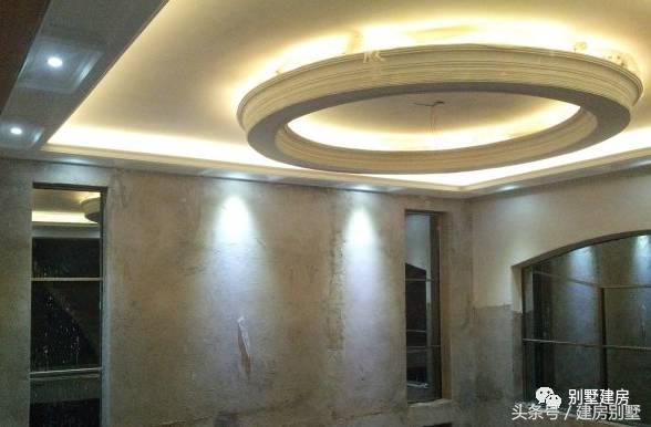 湖北一土豪曬三層別墅，豪華裝修有假山還有魚(yú)塘