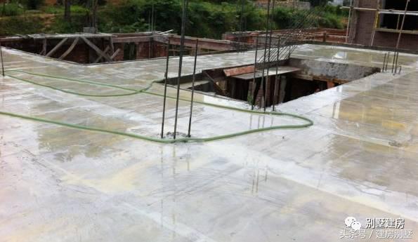 湖北一土豪曬三層別墅，豪華裝修有假山還有魚(yú)塘