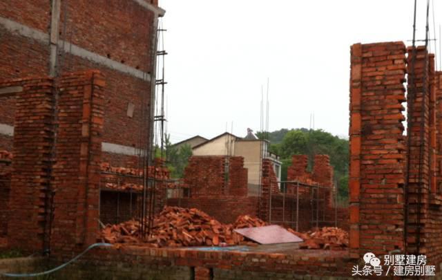 湖北一土豪曬三層別墅，豪華裝修有假山還有魚(yú)塘