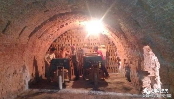 湖北一土豪曬三層別墅，豪華裝修有假山還有魚(yú)塘