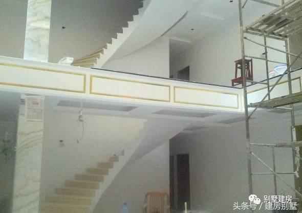 湖北一土豪曬三層別墅，豪華裝修有假山還有魚(yú)塘