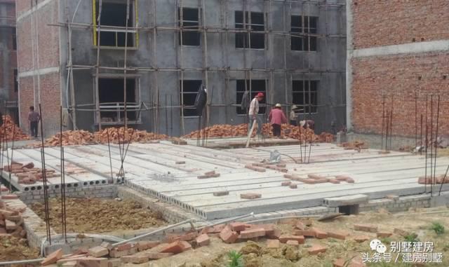 湖北一土豪曬三層別墅，豪華裝修有假山還有魚(yú)塘