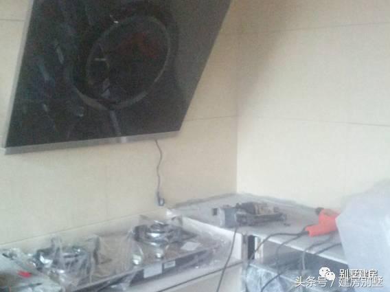 湖北一土豪曬三層別墅，豪華裝修有假山還有魚(yú)塘