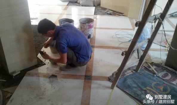 湖北一土豪曬三層別墅，豪華裝修有假山還有魚(yú)塘