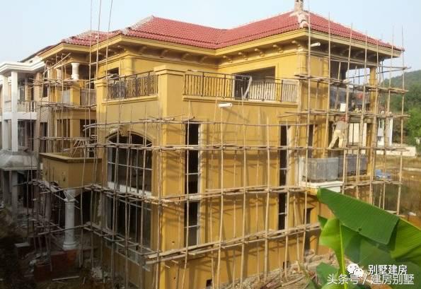 湖北一土豪曬三層別墅，豪華裝修有假山還有魚(yú)塘