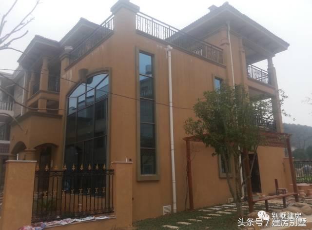 湖北一土豪曬三層別墅，豪華裝修有假山還有魚(yú)塘