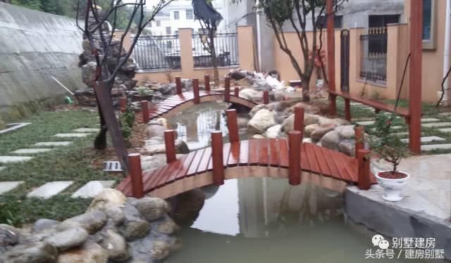 湖北一土豪曬三層別墅，豪華裝修有假山還有魚(yú)塘