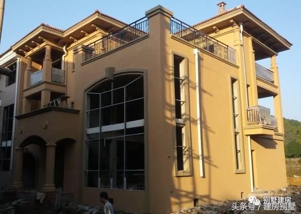 湖北一土豪曬三層別墅，豪華裝修有假山還有魚(yú)塘