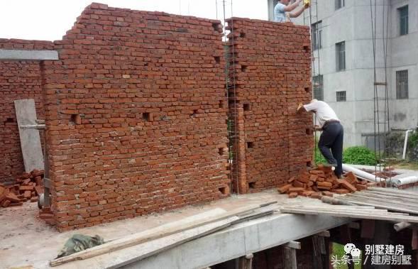 湖北一土豪曬三層別墅，豪華裝修有假山還有魚(yú)塘