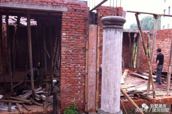 湖北一土豪曬三層別墅，豪華裝修有假山還有魚(yú)塘