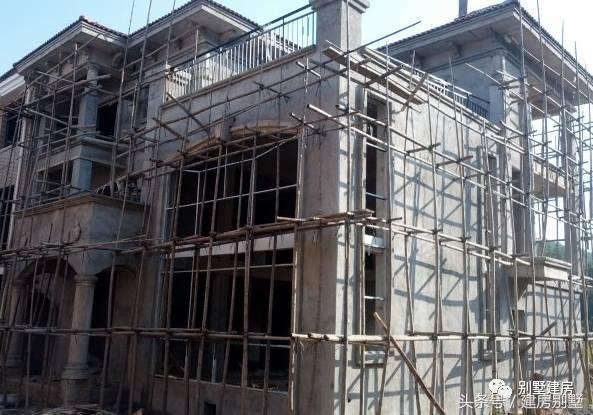 湖北一土豪曬三層別墅，豪華裝修有假山還有魚(yú)塘