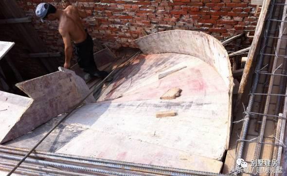 湖北一土豪曬三層別墅，豪華裝修有假山還有魚(yú)塘