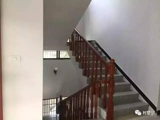 網(wǎng)友在老家建農(nóng)村別墅，大面積落地窗讓家里每個人都點贊