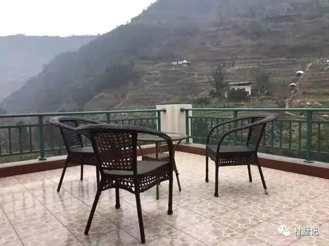 網(wǎng)友在老家建農(nóng)村別墅，大面積落地窗讓家里每個人都點贊