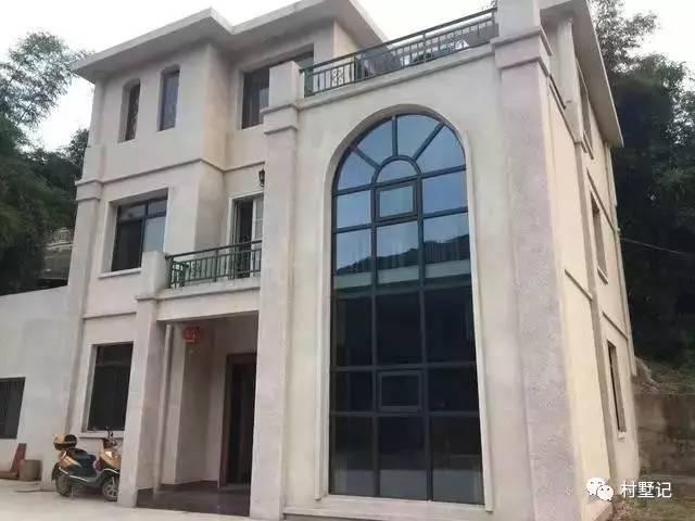 網(wǎng)友在老家建農(nóng)村別墅，大面積落地窗讓家里每個人都點贊