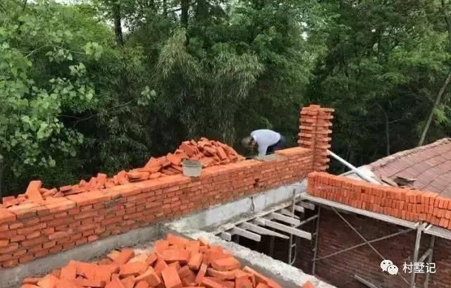 20萬(wàn)將舊房子翻蓋成農(nóng)村別墅，村長(zhǎng)都點(diǎn)贊