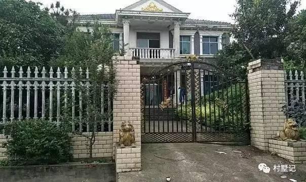 有錢有地就建農(nóng)村別墅，花花草草大院子居住格外舒適