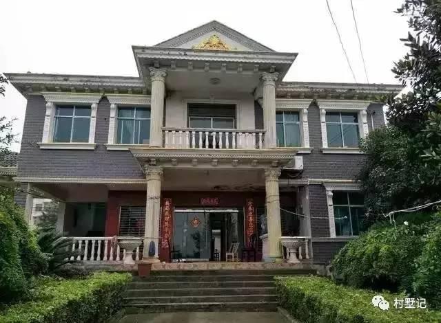 有錢有地就建農(nóng)村別墅，花花草草大院子居住格外舒適