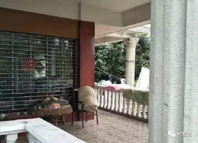 有錢有地就建農(nóng)村別墅，花花草草大院子居住格外舒適