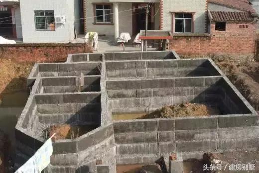 太霸氣了！江西兄妹用1000多平米建兩棟三層別墅