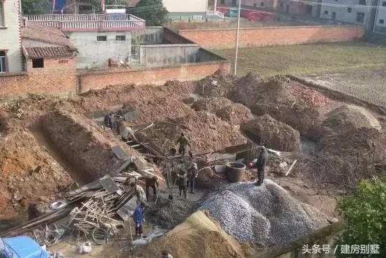 太霸氣了！江西兄妹用1000多平米建兩棟三層別墅