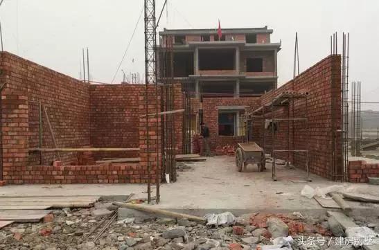 在浙江老家建起一棟四層商住兩用房，奶奶開始當(dāng)起了“包租婆”